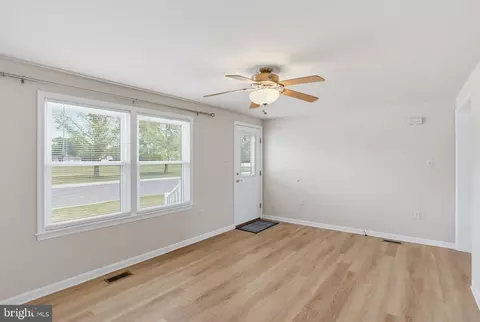 Living - 615 Wilson St, Laurel, DE 19956 photo 3 of 3