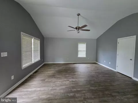 Living - 8981 Sharptown Rd, Laurel, DE 19956 photo 2 of 6