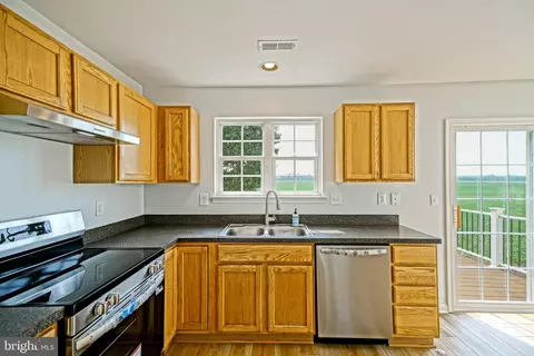 Kitchen - 543 S Spinnaker Ln, Milton, DE 19968 photo 3 of 4