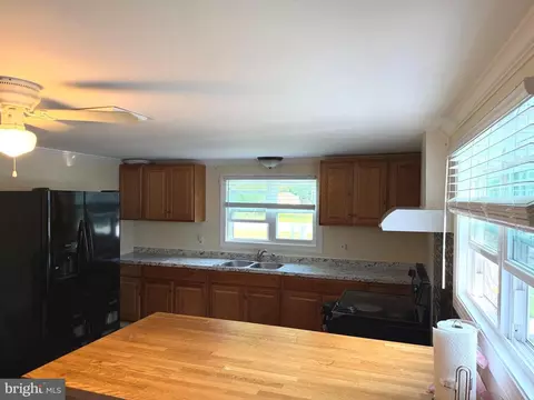 Kitchen - 17071 Wilson Hill Rd, Georgetown, DE 19947 photo 4 of 5