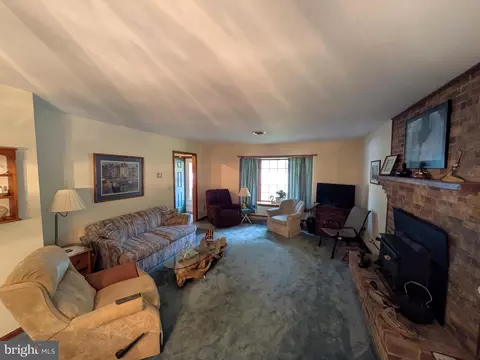 Living - 9683 Tharp Rd, Seaford, DE 19973 photo 4 of 5