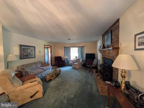 Living - 9683 Tharp Rd, Seaford, DE 19973 photo 2 of 5