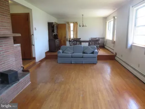 Living - 9170 Easter Ln, Seaford, DE 19973 photo 2 of 3