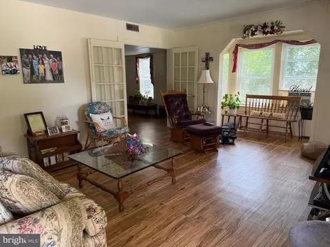 Living - 108 Brooklyn Ave, Laurel, DE 19956 photo 2 of 3