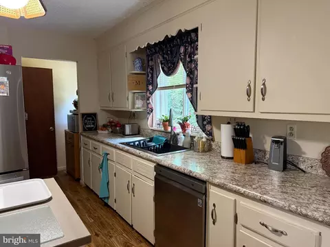 Kitchen - 108 Brooklyn Ave, Laurel, DE 19956 photo 2 of 5