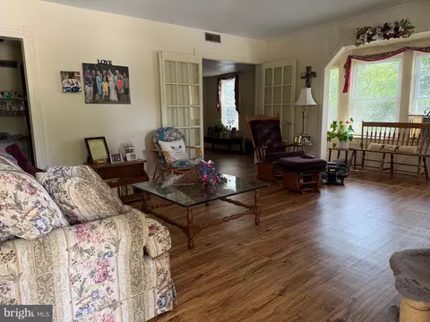 Living - 108 Brooklyn Ave, Laurel, DE 19956 photo 1 of 3