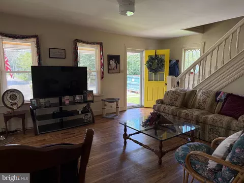 Entry Way - 108 Brooklyn Ave, Laurel, DE 19956 photo 2 of 10