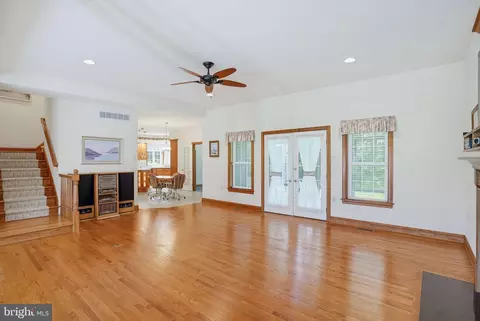 Living - 9 Sandpebble Dr, Seaford, DE 19973 photo 2 of 5