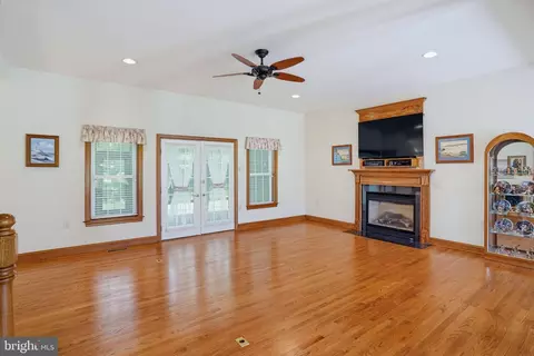 Living - 9 Sandpebble Dr, Seaford, DE 19973 photo 5 of 5