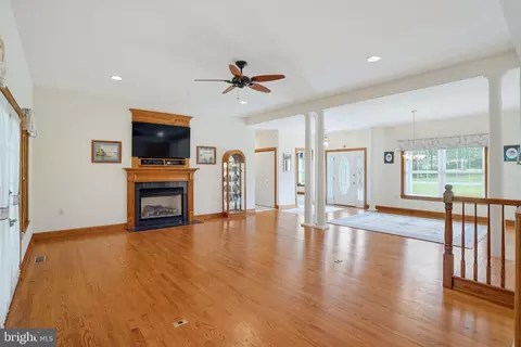 Living - 9 Sandpebble Dr, Seaford, DE 19973 photo 4 of 5