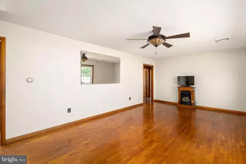 Living - 33259 Main St, Dagsboro, DE 19939 photo 3 of 4