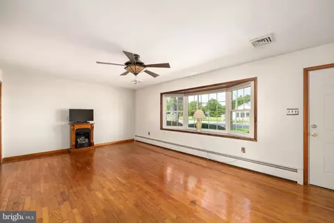 Living - 33259 Main St, Dagsboro, DE 19939 photo 4 of 4