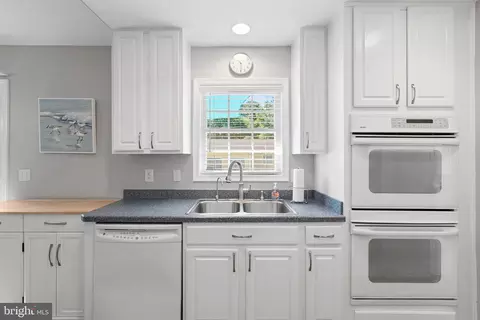 Kitchen - 17 New Castle Ct, Ocean View, DE 19970 photo 3 of 3