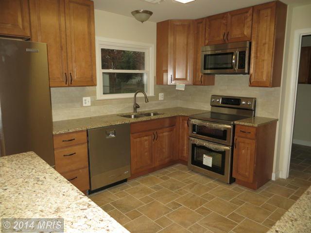 701 Roanoke Rd E, Sterling, VA 20164 photo 1