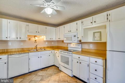 7923 Sutherland Ct, Pasadena, MD 21122 photo 2