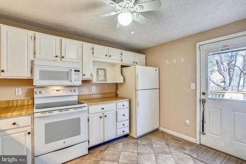 7923 Sutherland Ct, Pasadena, MD 21122 photo 4