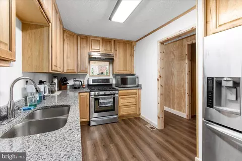 Kitchen - 1198 Hunter Rd, Pasadena, MD 21122 photo 2 of 7