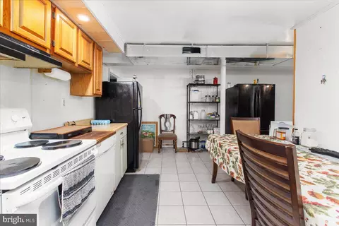 Kitchen - 1198 Hunter Rd, Pasadena, MD 21122 photo 6 of 7