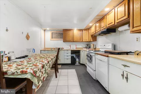 Kitchen - 1198 Hunter Rd, Pasadena, MD 21122 photo 5 of 7