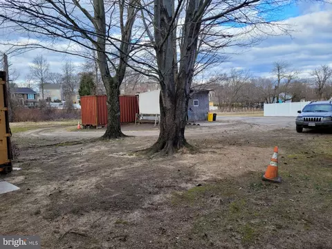 8106 Hog Neck Rd, Pasadena, MD 21122 photo 2