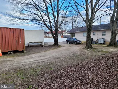 8106 Hog Neck Rd, Pasadena, MD 21122 photo 3