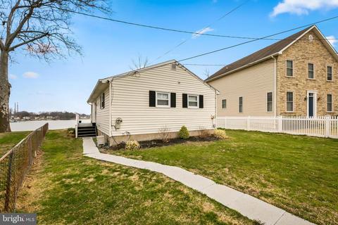 7590 Beach Dr, Pasadena, MD 21122