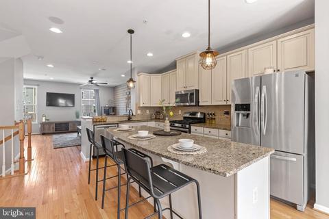 617 Foxwood Dr, Glen Burnie, MD 21060