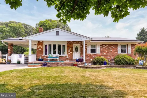 219 Oak Dr, Pasadena, MD 21122