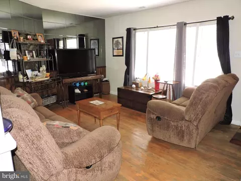 8470 Bussenius Rd, Pasadena, MD 21122 photo 9