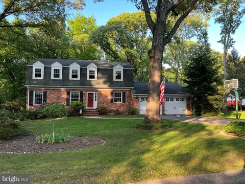208 Grosvenor Ln, Severna Park, MD 21146