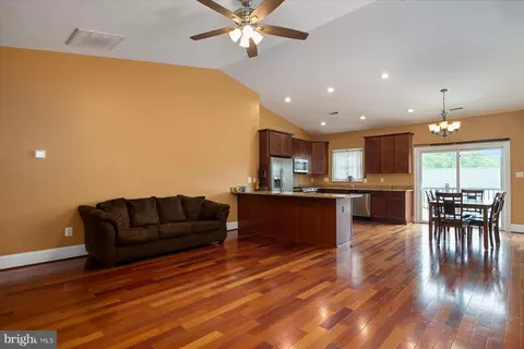 8461 Main Ave, Pasadena, MD 21122 photo 4