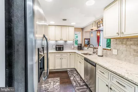 610 Laurel Dr, Pasadena, MD 21122 photo 5