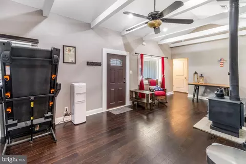 610 Laurel Dr, Pasadena, MD 21122 photo 2