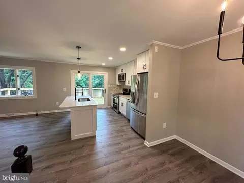 2761 Bayside Beach Rd, Pasadena, MD 21122 photo 5
