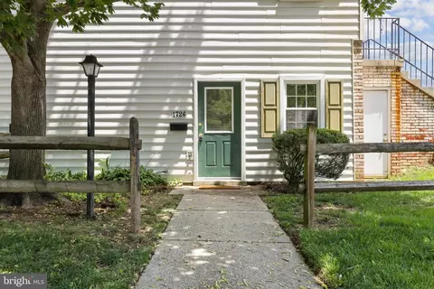 1726 E Bancroft Ln, Crofton, MD 21114