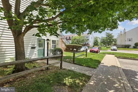 1726 E Bancroft Ln, Crofton, MD 21114 photo 2