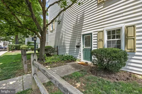 1726 E Bancroft Ln, Crofton, MD 21114 photo 3