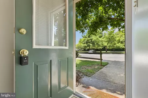 1726 E Bancroft Ln, Crofton, MD 21114 photo 4