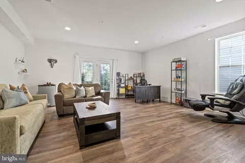 8264 White Star Xing, Pasadena, MD 21122 photo 3