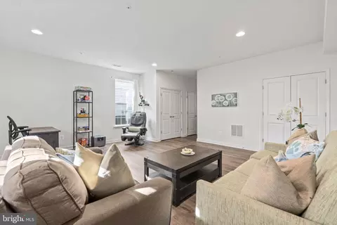 8264 White Star Xing, Pasadena, MD 21122 photo 4