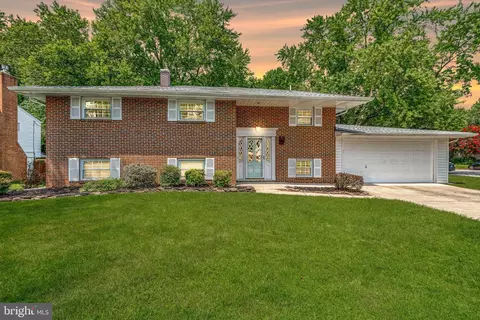 242 Cross Creek Dr, Glen Burnie, MD 21061