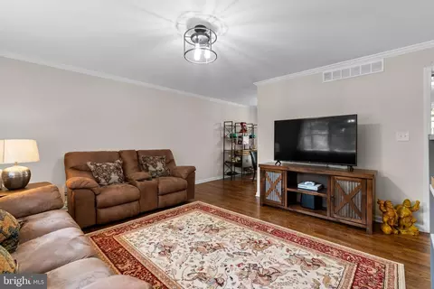 1100 Holmespun Dr, Pasadena, MD 21122 photo 4