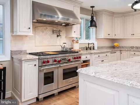 Kitchen - 369 Edgewater Rd, Pasadena, MD 21122 photo 2 of 5
