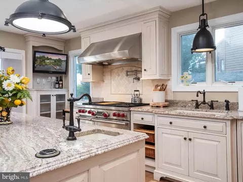 Kitchen - 369 Edgewater Rd, Pasadena, MD 21122 photo 4 of 5