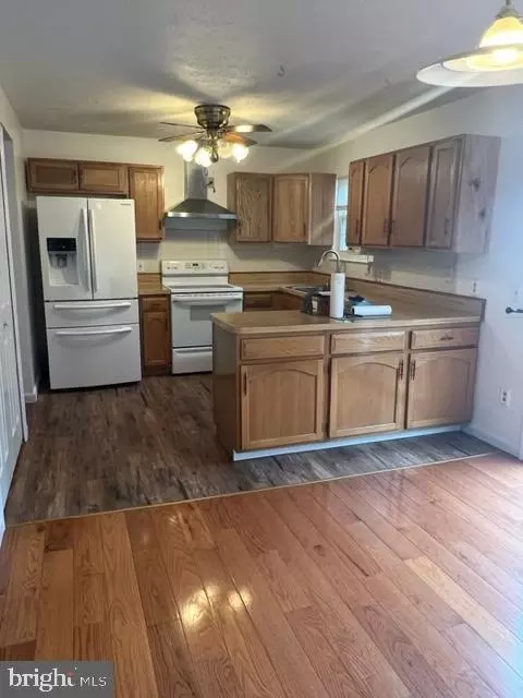 7902 Leeds Dr, Pasadena, MD 21122 photo 8