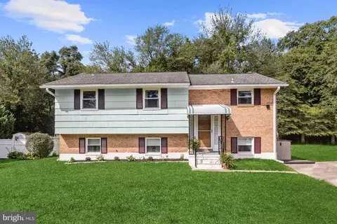 7884 W Riverside Dr, Pasadena, MD 21122