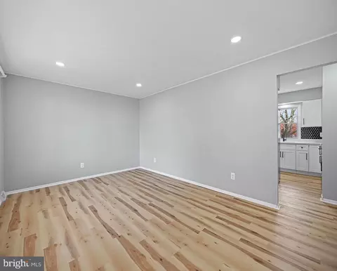 8464 Kenton Rd, Pasadena, MD 21122 photo 10