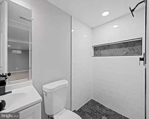 8464 Kenton Rd, Pasadena, MD 21122 photo 39