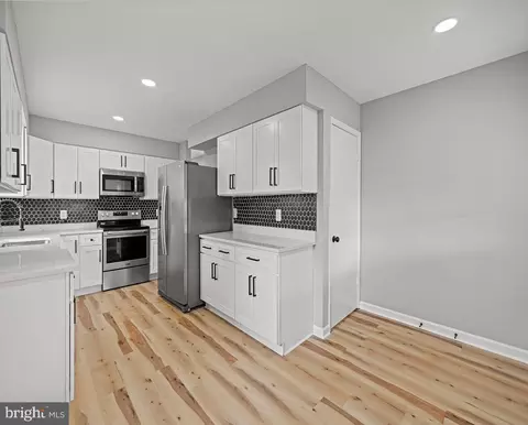 8464 Kenton Rd, Pasadena, MD 21122 photo 18
