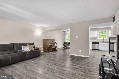 3555 Brickwall Ln, Pasadena, MD 21122 photo 4